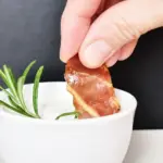 Hvordan kan jeg bruge min køkkensaks til at klippe bacon?